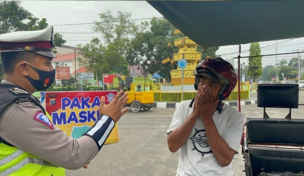 Satlantas Polres Tanjungbalai Berbagi Masker ke Penarik Becak