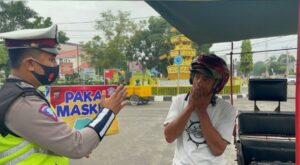 Satlantas Polres Tanjungbalai Berbagi Masker ke Penarik Becak