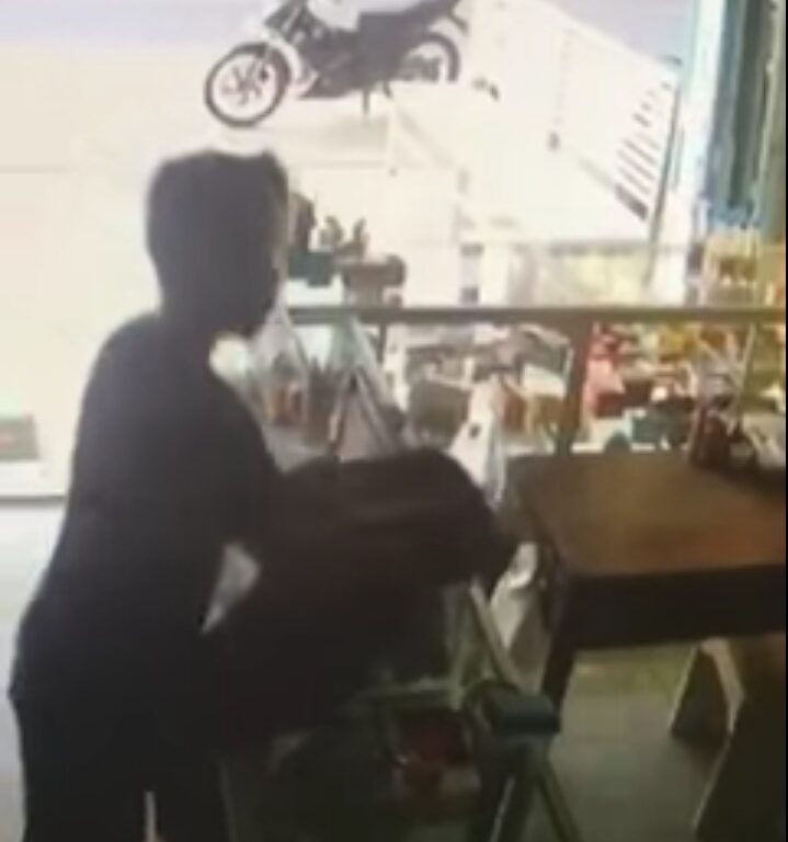 Pencuri Kotak Amal di Kisaran Terekam CCTV di Apotek