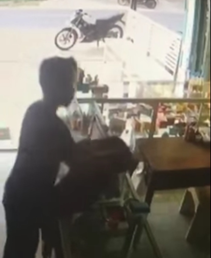 Pencuri Kotak Amal di Kisaran Terekam CCTV di Apotek