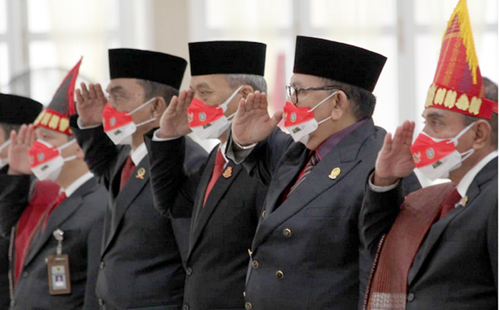 Upacara Penurunan Bendera, Gubernur Sumut Edy Rahmayadi Kenakan Pakaian Adat Batak