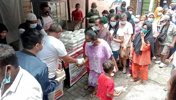 Warung Medan Peduli Borong 500 Bungkus Nasi dan Mie Buatan Warga Kampung Sejahtera