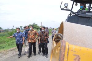 Dalam Sehari, Wabup Adlin Tinjau Pembangunan Jalan di 4 Titik