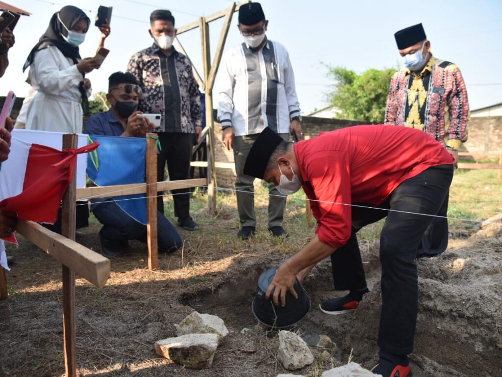 Zahir Letakkan Batu Pertama Pembangunan Musholla di Desa Pakam
