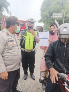 Satlantas Polres Sergai Himbau Pengendara Tertib Berlalu Lintas Serta Disiplin Prokes