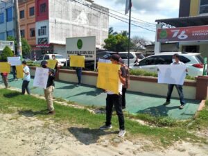 Pemuda Anti Narkoba Aksi Bungkam dan Bawa Poster  di Kantor PN Sei Rampah