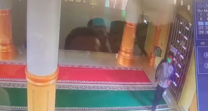 Pria Terekam CCTV Bobok Kotak Amal Masjid di Asahan