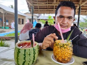 Warung di Asahan Tawarkan Sensasi Makan Buah Semangka – Nanas Langsung dari Tempatnya