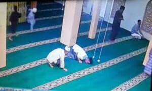 Terekam CCTV, Jemaah Masjid di Tanjungbalai Wafat saat Sedang Salat