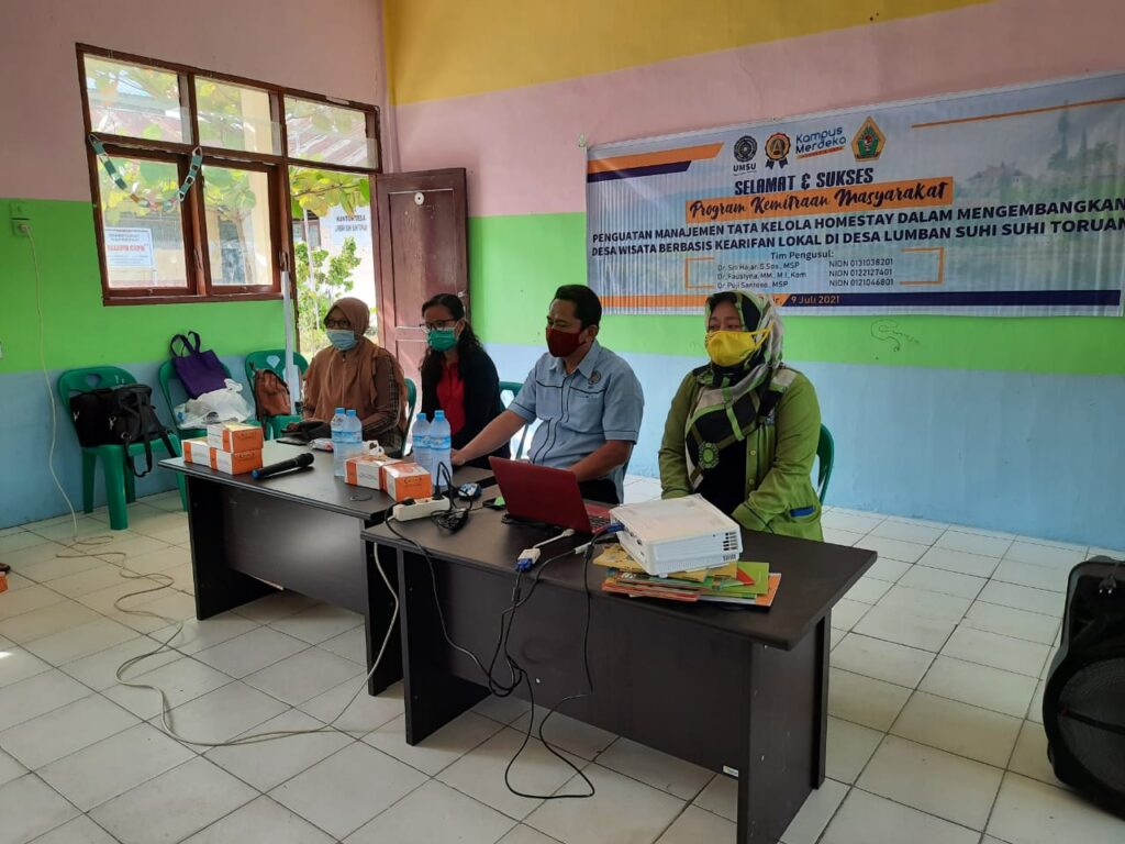 Tiga Dosen UMSU Latih Komunikasi Krisis Pengelolaan Homestay di Pulau Samosir