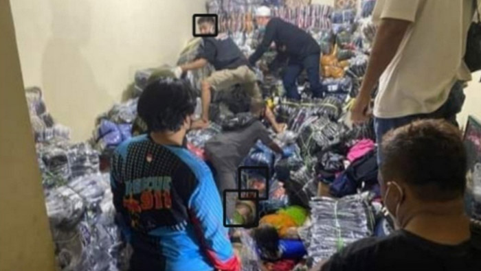 Satu Keluarga Ditemukan Tewas di Bawah Timbunan Ratusan Lusin Pakaian
