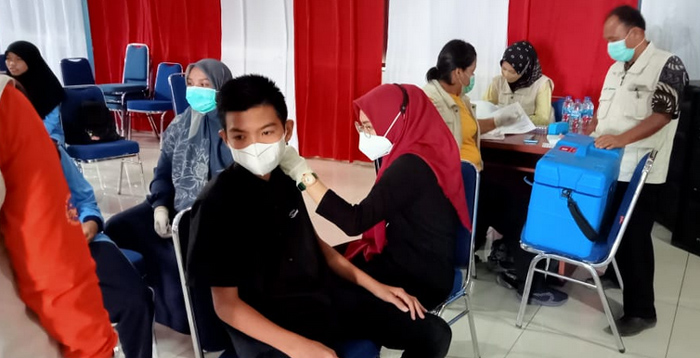 Sosper Anggota DPRD Sumut Parsaulian Tambunan Dirangkai dengan Kegiatan Vaksin Siswa/Siswi SMK LMC