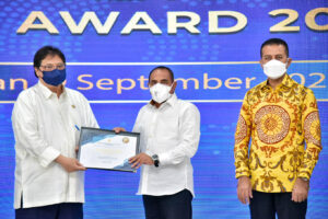 Menko Airlangga Serahkan Piala TPID Award 2021 kepada Gubernur  Edy Rahmayadi
