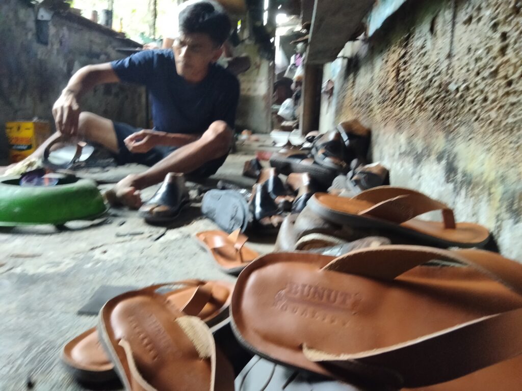 Sepatu Bunut Kisaran Tertatih Bertahan Dihantam Pandemi