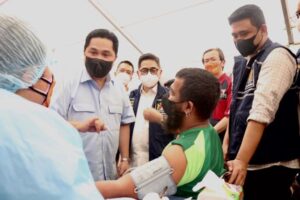 Bobby Nasution Dampingi Menteri BUMN Tinjau Vaksinasi Massal di Medan Polonia