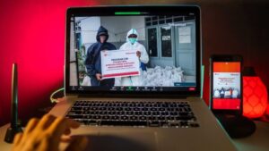 Telkomsel dan Rumah Zakat Salurkan Bantuan APD dan Sembako ke Nakes