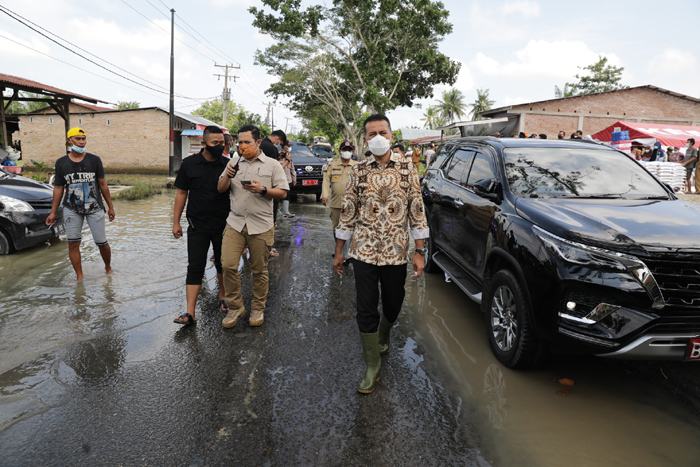 Musa Rajekshah Dengarkan Keluhan Pengungsi Banjir Sergai