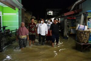 Bupati Darma Wijaya Tinjau Posko Pengungsian Korban Banjir