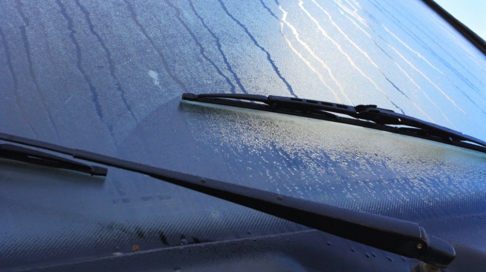 Tips Atasi Kaca Mobil Berembun Saat Hujan