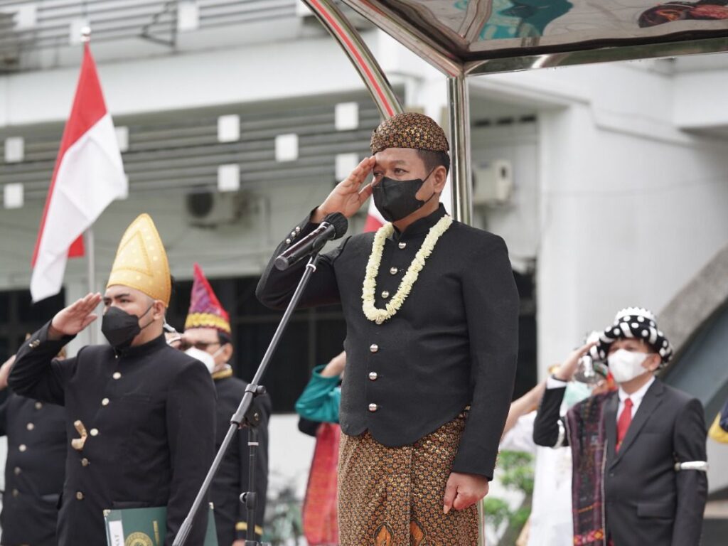 Berpakaian Adat Jawa, Rektor USU Pimpin Upacara Hari Guru Nasional