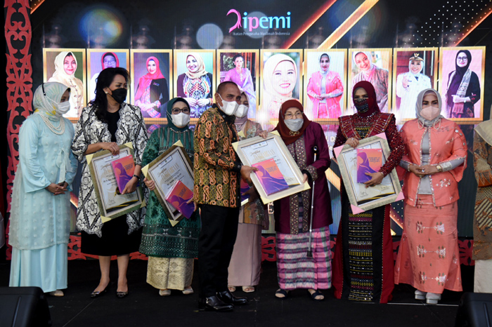 Nawal Lubis Raih Penghargaan Perempuan Inspirasi Indonesia 2021