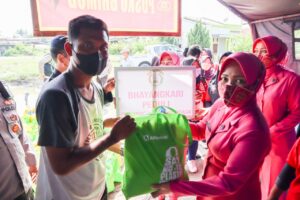 Ketua Bhayangkari Cabang Polres Sergai Bantu 100 Paket Sembako Korban Banjir