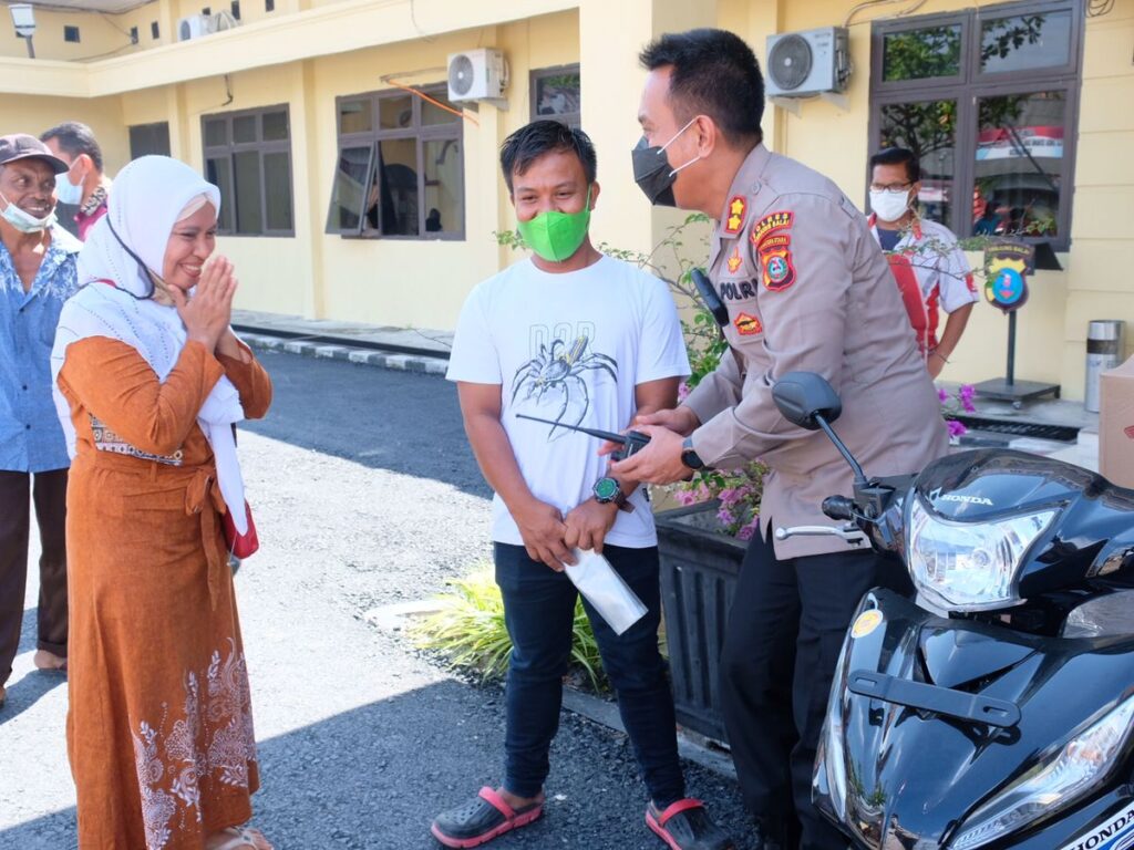 Kapolres Tanjungbalai Serahkan Hadiah Utama Sepeda Motor ke Warga doorprize Vaksin