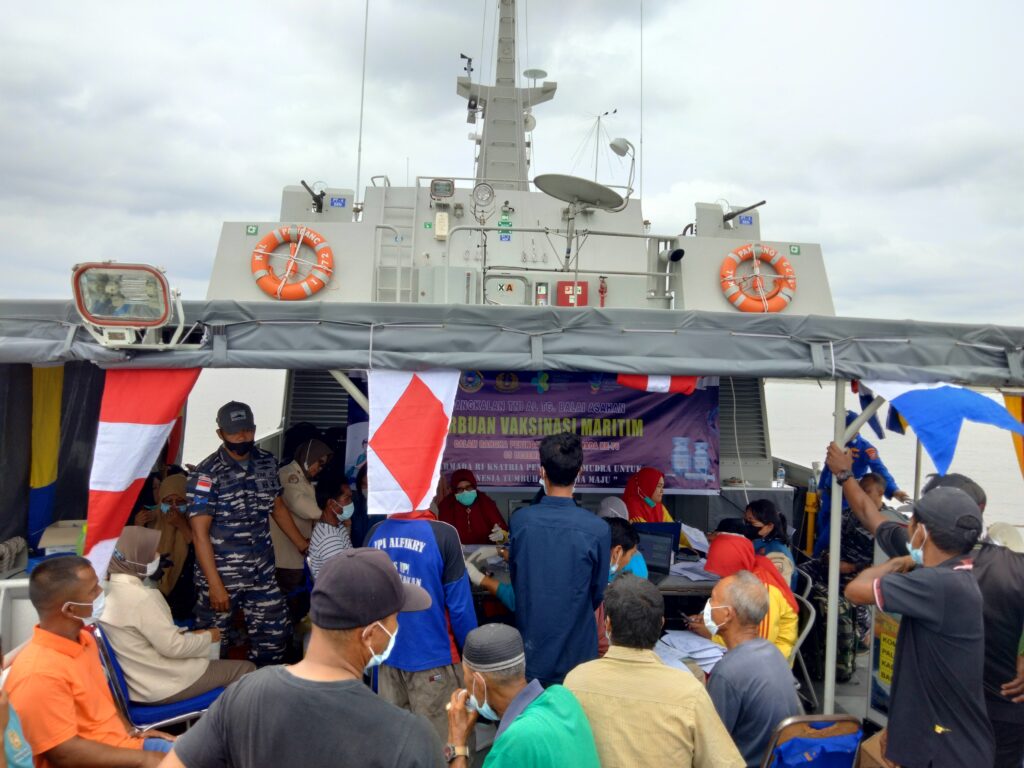 Nelayan di Perairan Asahan Vaksin di Atas Kapal Perang TNI AL