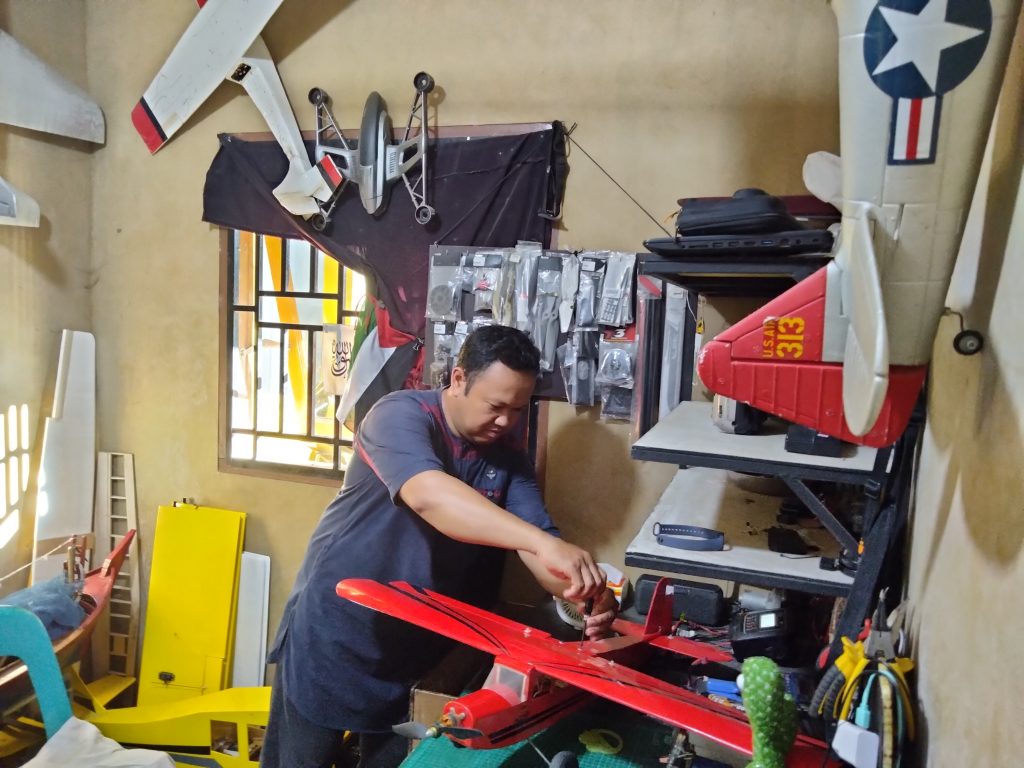 Pemuda di Tanjungbalai Penghobi Kedirgantaraan Rakit Pesawat Aeromodeling