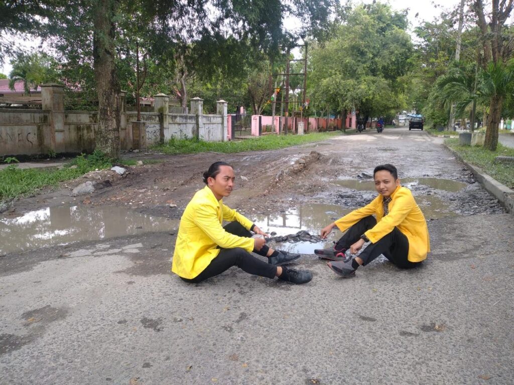 Dua Mahasiswa di Asahan Narsis Foto di Jalan Berlubang