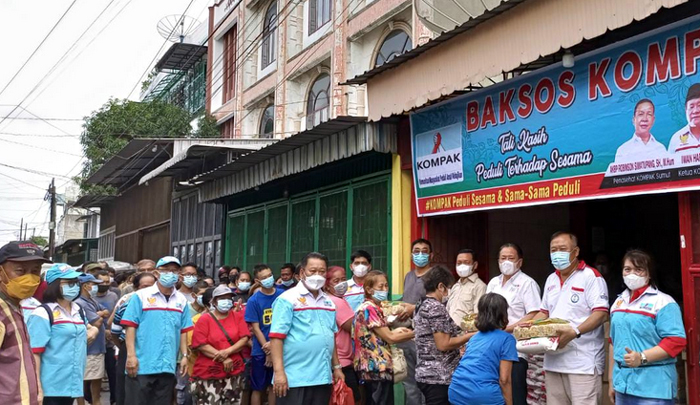 Kompak Bagikan 100 Paket Imlek di Kecamatan Medan Tembung