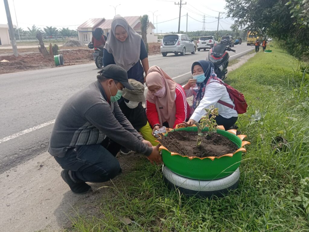 Sambut HUT ke-18 Sergai, Dinas Perkim Tanam Bunga Dalam Pot di Jalinsum