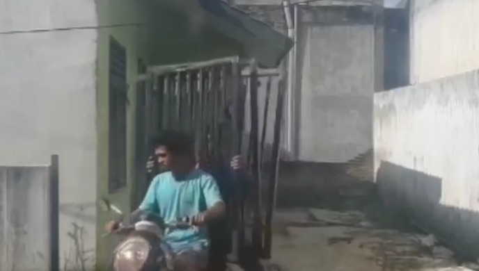Tetangga Rekam Aksi Dua Maling Pagar Rumah Warga di Tanjungbalai
