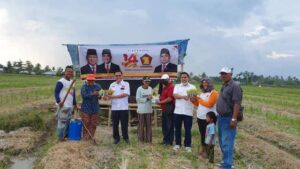 Ketua Partai Gerindra Sergai Serahkan Bibit Semangka di Tengah Sawah