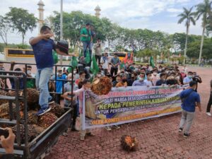 Demo Jalan Rusak ke Kantor Bupati, Warga Desa di Asahan Bawa 1 Ton Sawit