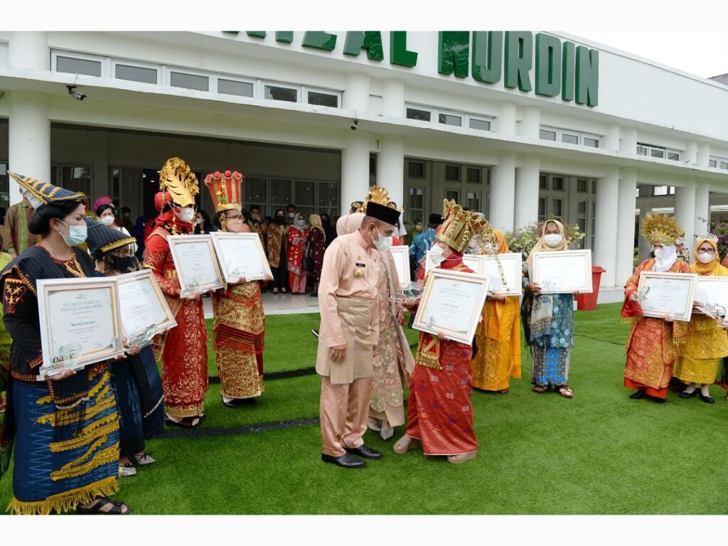 Hari Kartini 2022, Gubernur Edy Rahmayadi Serahkan Penghargaan kepada 33 Perempuan Berjasa dan Berprestasi