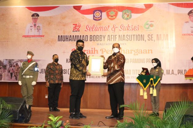 Walikota Medan Terima Penghargaan Karya Bhakti Peduli Satuan Polisi Pamong Praja dari Mendagri