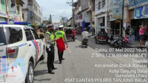 Cegah Macet, Personel Satlantas Tetap Patroli di Pusat Keramaian Tanjungbalai