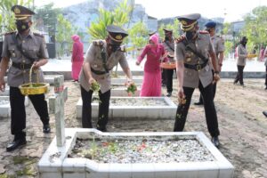 Kapolres Tanjungbalai Ziarah ke Makam Pahlawan Jelang HUT Bhayangkara