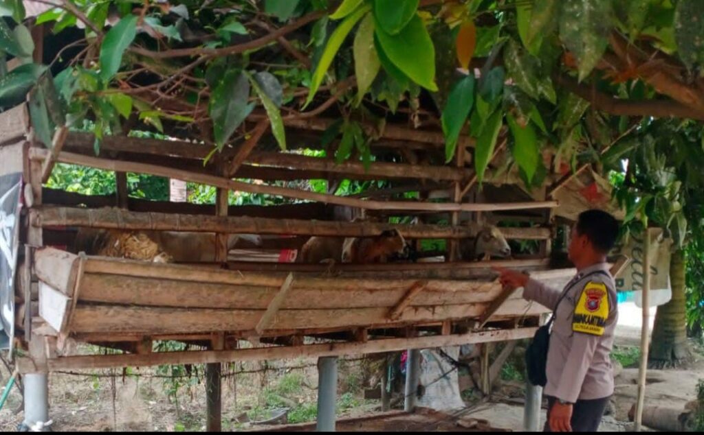 Cegah PMK, Bhabinkamtibmas Polsek Perbaungan Sambangi Peternak Kambing Desa Bingkat