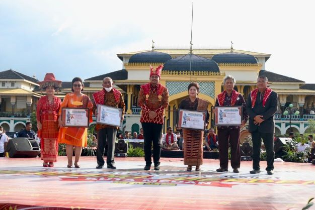 Walikota Beri Penghargaan Guru Patimpus Sembiring Pelawi Award kepada Tokoh-tokoh Karo  