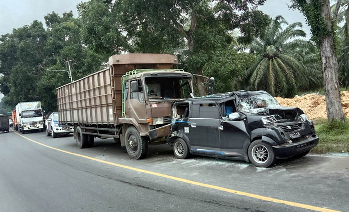 Truk Fuso Seruduk Suzuki APV di Jalinsum Teluk Mengkudu, 6 Penumpang Luka-luka