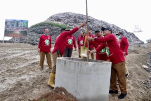 Hari Bumi, Dinas Kebersihan dan Pertamanan Kota Medan Aksi Bersih dan Penanaman Bibit Pohon Di TPA Terjun