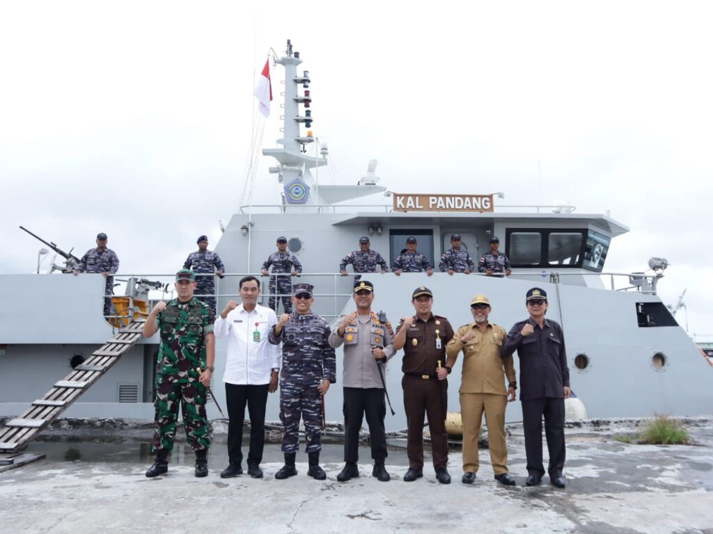 Forkopimda Asahan Pantau Langsung Wilayah Perairan dengan Kapal Perang KAL Pandang  I-1-72