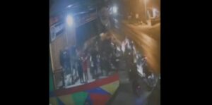 Kelompok Remaja di Batu Bara Terekam CCTV Baku Hantam di Teras Rumah Warga