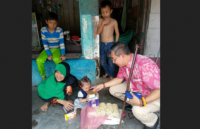 Sambut Waisak 2566, Wong Chun Sen Beri Bantuan Susu dan Vitamin Pada 2 Bayi Penderita Stunting