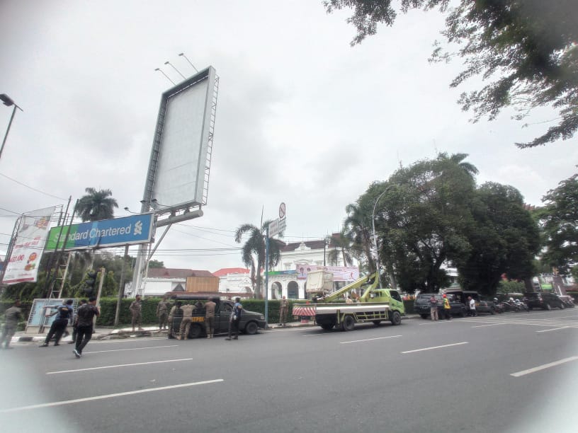 Salahi Aturan, Reklame di Jalan Imam Bonjol Dibongkar