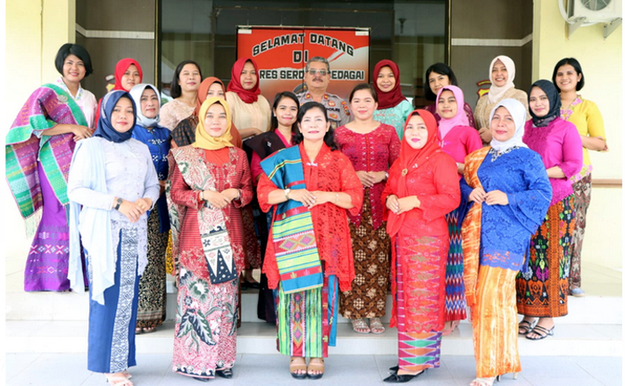 Polwan dan Bhayangkari Sergai Meriahkan Parade Berkebaya Nusantara Goes to UNESCO di Medan