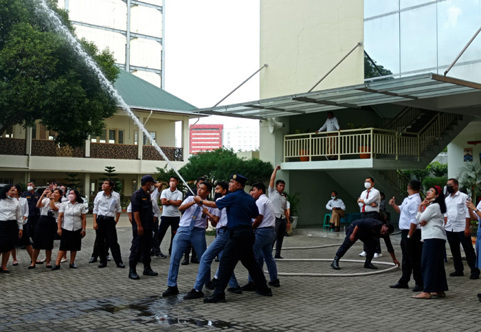 DP2K Medan Sosialisasi dan Simulasi Bahaya Kebakaran di Sekolah Santo Thomas 1 Medan