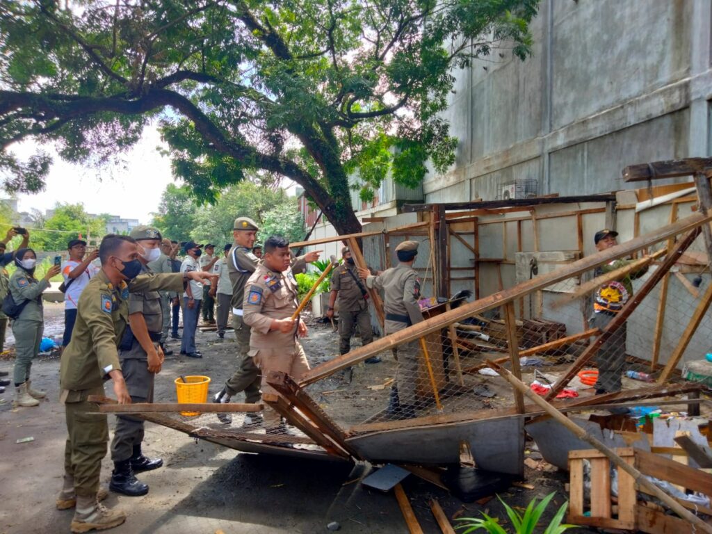 Lapak Pedagang Kaki Lima di Kelurahan Kisaran Naga Ditertibkan